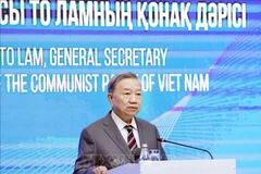越共中央总书记苏林造访哈萨克斯坦总统直属国家行政学院，并发表政策演讲。图自越通社