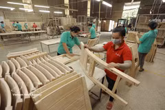 附图：铁丹有限公司工厂内工人正在完善准备出口的木制家具产品。图自越通社