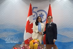 越共中央政治局委员、外交部长黎怀忠会见加拿大外长阿南德。图自越通社