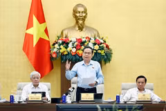 越南国会主席陈青敏主持召开国会领导与国会各机构、国会办公厅之间的工作交班会。图自越通社
