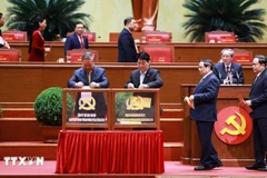 1月22日晚，越共十四大公布了第十四届中央委员会200名委员名单（其中正式委员180名和候补委员20名）。图自越通社