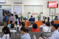 民众办理新版公民身份证。图自Vietnam+