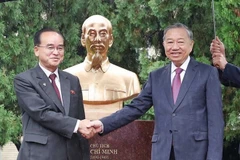 越共中央总书记苏林出席越南驻朝鲜大使馆花园胡志明主席塑像揭牌仪式。图自越通社