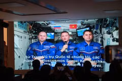 宇航员谢尔盖·库德-斯维尔奇科夫（Sergey Kud-Sverchkov）（中）从太空向地球发来问候。图自Vietnam+