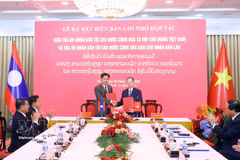 越南最高人民法院院长阮文广与老挝最高人民法院院长潘维·西布阿里法举行会谈。图自越通社