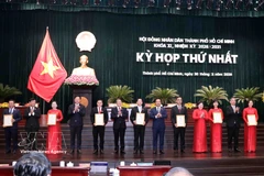 胡志明市领导向第十一届（2026-2031年任期）市人民议会代表颁发了代表证。图自越通社