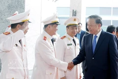 越共中央总书记走访慰问公安部安全调查局干部战士。图自越通社