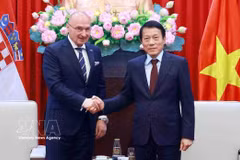 越南公安部长梁三光大将在河内会见克罗地亚外交和欧洲事务部长戈登•格利奇•拉德曼。图自越通社