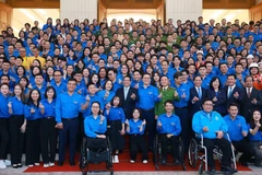 越南政府总理范明政与越南青年进行对话。图自越通社