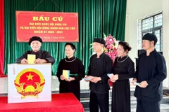 北江省安乐乡那奥村（Nà Ó）岱族同胞兴高采烈地参加投票。图自越通社