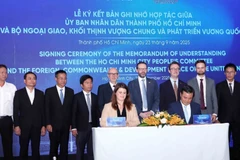 胡志明市人民委员会与英国外交和联邦事务部在胡志明市签署城市发展、建设、基础设施与交通运输领域合作备忘录。图自越通社