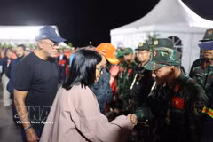 委内瑞拉代总统罗德里格斯看望越南救援力量。越通社发