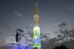 作为迎接美国建国250周年系列庆典活动的一部分，“自由250”（Freedom 250）标志与地球图案闪耀亮相华盛顿纪念碑灯光秀。图自越通社