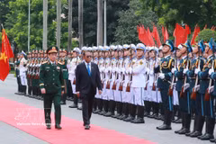 潘文江大将在国防部驻地主持仪式，欢迎努尔丁部长一行访越。图自越通社