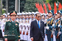 潘文江大将在国防部驻地主持仪式，欢迎努尔丁部长一行访越。图自越通社