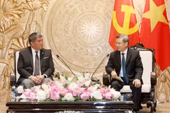  越共中央内政部长黎明智会见泰国民主党副领导伊斯拉·桑托兰武特。图自越通社