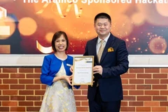 澳大利亚科廷大学会计、经济与金融学院副教授、澳大利亚越南知识分子与专家协会（VASEA）副主席，以及西澳大利亚联合国协会（UNAAWA）性别平等委员会副主任杨氏红莲荣获科廷大学奖项。图自越通社