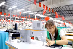 隶属于第十号服装总公司的鸿河西装厂引进应用AI技术的缝纫机用于生产。图自越通社