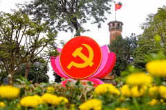 河内市各条大街上挂满迎接越共十二大横幅标语。图自越通社
