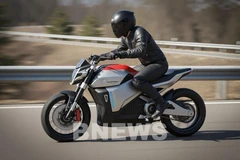 Surad 运动型电动摩托车拥有飒爽奔放的外观，采用高车把设计并结合舒适的座垫，非常适合日常通勤骑行。图自Bnews