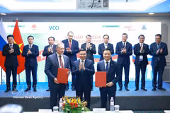 黎明兴总理出席越南国家石油集团与扎鲁别日石油公司交换越南大陆架01/17和02/17区块产品分成合同（PSC）投资证书交换仪式。图自越通社
