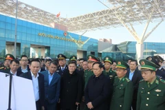 越南政府副总理裴青山造访芒街国际口岸。图自越通社