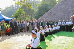 越南各民族文化旅游村的芒族同胞向游客推介本民族文化特色。图自越通社