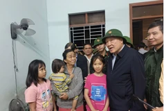 越南政府常务副总理阮和平亲切慰问受灾群众