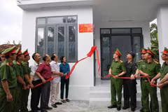 庆和省公安向灾民移交新建住房。图自越通社