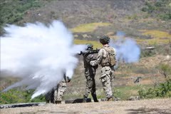 资料图：2023年3月31日，菲律宾和美国士兵在菲律宾新怡诗夏省的麦格赛赛堡参加实弹演习。图自法新社/越通社