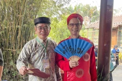 外国外交官体验越南传统奥黛与头巾。图自越通社