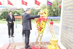 苏林总书记前往首都金边的柬越友谊纪念碑敬献花圈。图自越通社