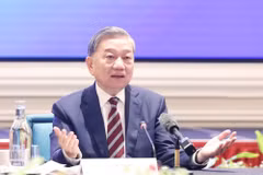 2025年3月13日，越共中央总书记苏林在越南-新加坡企业座谈会上发表讲话。图自越通社