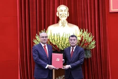 越共中央政治局委员、中央书记处书记、中央组织部部长黎明兴向范大洋同志颁发任命决定。图自越通社