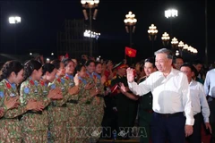 越共中央总书记苏林出席《在光荣的旗帜下》政论艺术活动。图自越通社