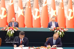 越共中央总书记、国家主席苏林与中共中央总书记、国家主席习近平共同见证两国系列合作文件的签署。图自越通社