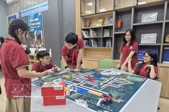 河内市南门坊征王初中学生对应用人工智能编程的机器人产品深感兴趣。图自越通社