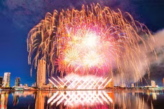 题为“岘港--连结地平线”的2026年岘港国际烟花节将于5月底举行。图自人民报