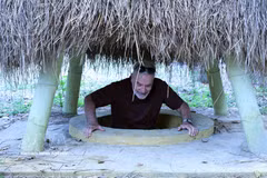 外国游客体验奇英地道当地居民院子里的地道口。图自越通社