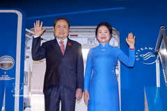 越南国会主席陈青敏偕夫人率领越南高级代表团离开河内，启程赴土耳其伊斯坦布尔。图自越通社