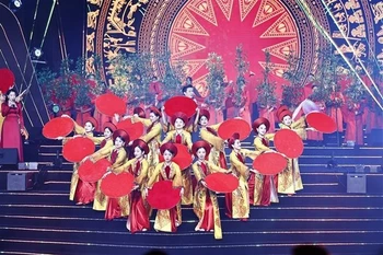 纪念活动上的一个文艺演出节目。图自越通社