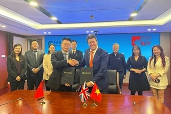越南英国大学（BUV）与中国教育部留学服务中心（CSCSE）签署了合作备忘录（MoU）场景。
