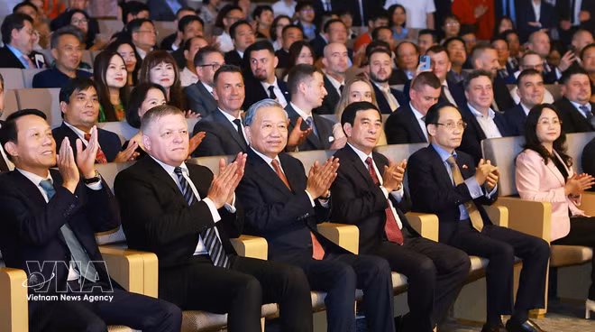 vnanet-potal-tong-bi-thu-chu-tich-nuoc-va-thu-tuong-slovakia-du-hoa-nhac-huu-nghi-viet-nam-slovakia-204245060-8698887.jpg