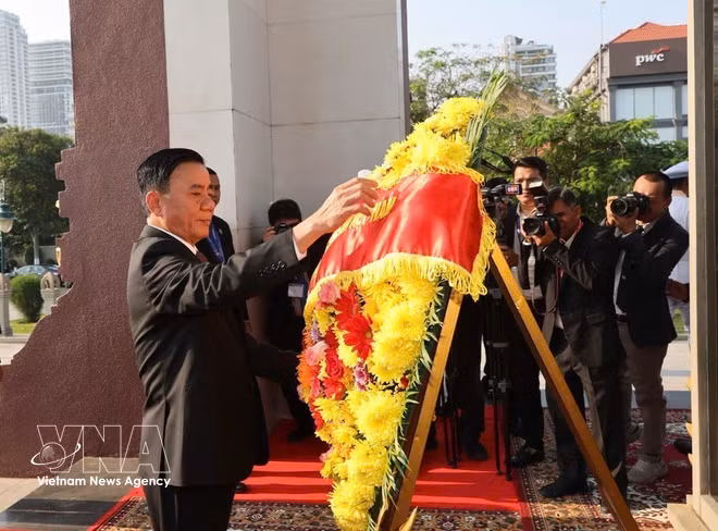 vnanet-potal-thuong-truc-ban-bi-thu-tran-cam-tu-dat-hoa-tai-dai-tuong-niem-co-quoc-vuong-shihanouk-o-phnom-penh-8692086.jpg