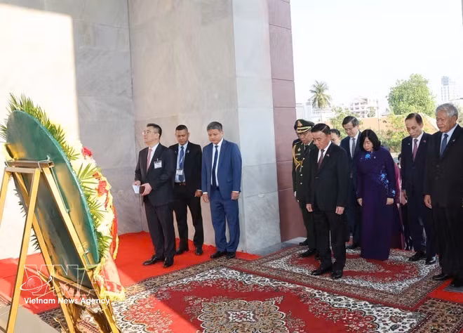 vnanet-potal-thuong-truc-ban-bi-thu-tran-cam-tu-dat-hoa-tai-dai-doc-lap-o-phnom-penh-8692055.jpg