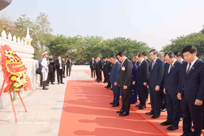 vnanet-potal-thuong-truc-ban-bi-thu-dat-hoa-tuong-niem-cac-liet-si-vo-danh-lao-8689922.jpg
