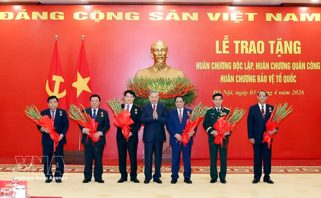 vnanet-potal-le-trao-tang-huan-chuong-doc-lap-huan-chuong-quan-cong-huan-chuong-bao-ve-to-quoc-cho-lanh-dao-chu-chot-lanh-dao-cap-cao-cua-dang-164044972-8680150.jpg