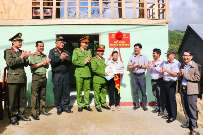 vna-potal-quang-ngai-ban-giao-ngoi-nha-dau-tien-trong-chien-dich-quang-trung-8514003.jpg