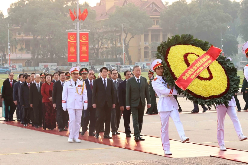 越南党、国家、中央军委和国防部领导人入陵瞻仰胡志明主席遗容。图自越通社