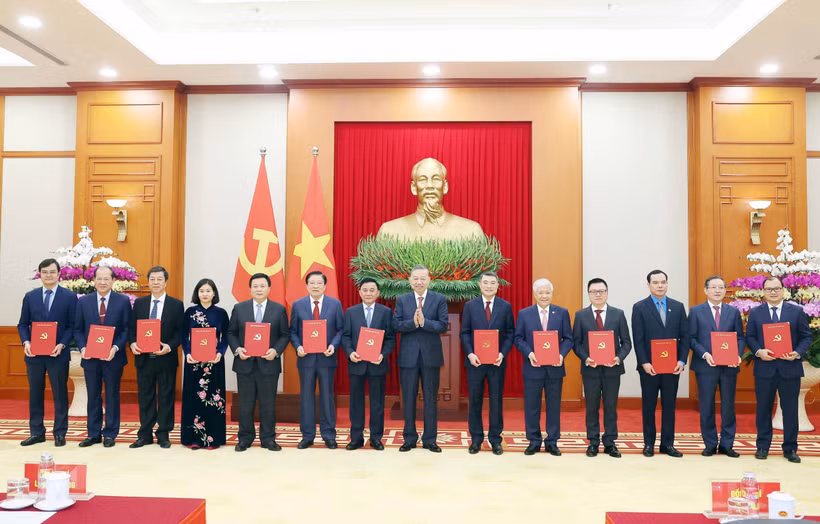 苏林总书记向中央13个党机关单位下达职能任务决定。图自越通社